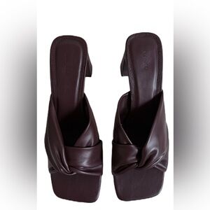 NA – KD Chic Women's Twisted Front Dark Brown Heels Size 10.5